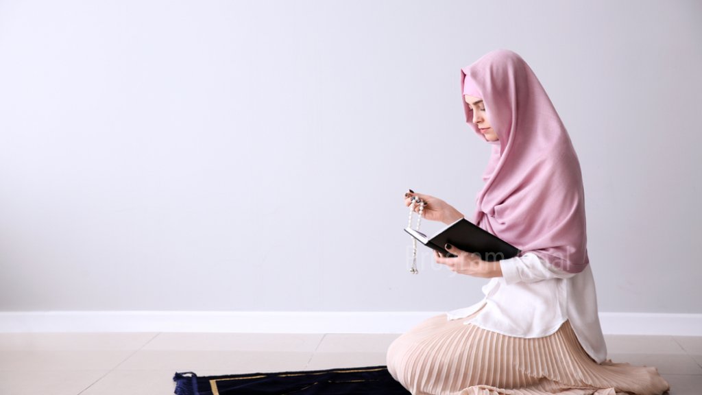 Salah satu amalan yang sangat dianjurkan setelah sholat subuh adalah berdzikir dan berdoa