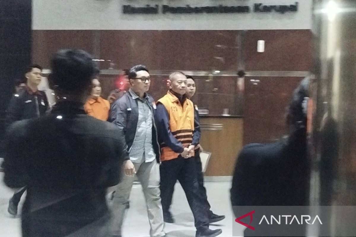 Bupati Tulungagung pakai rompi tahanan KPK dan ucap mohon maaf