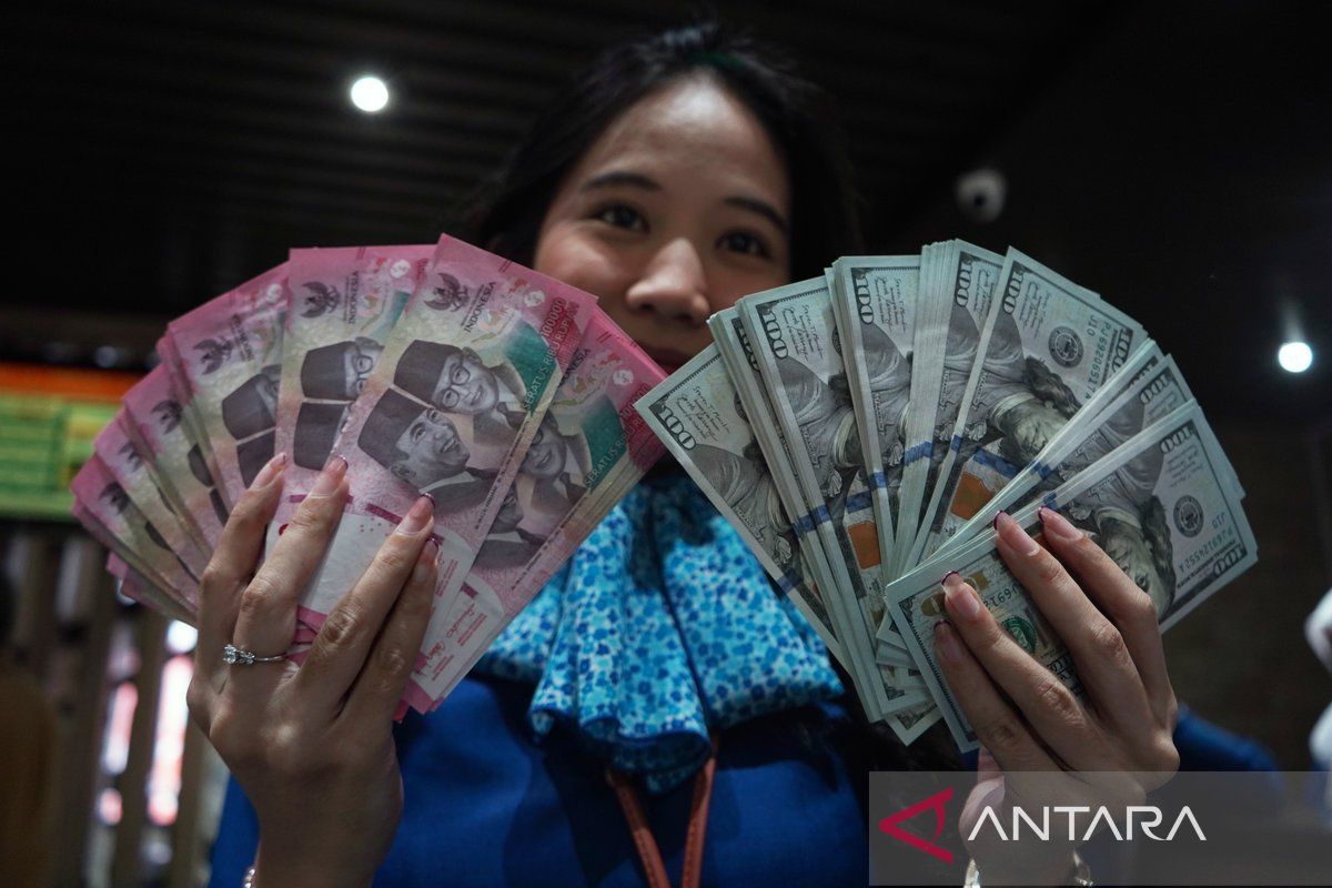 Rupiah pada Rabu pagi menguat jadi Rp17.900 per dolar AS