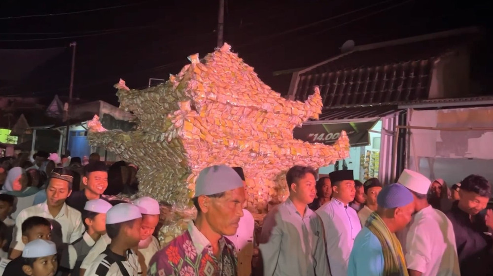 Sambut Muharam – satu kampung di Lumajang arak tempe wedok
