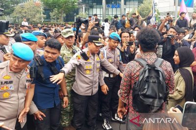 Hujan, massa aksi BEM UI bubarkan diri