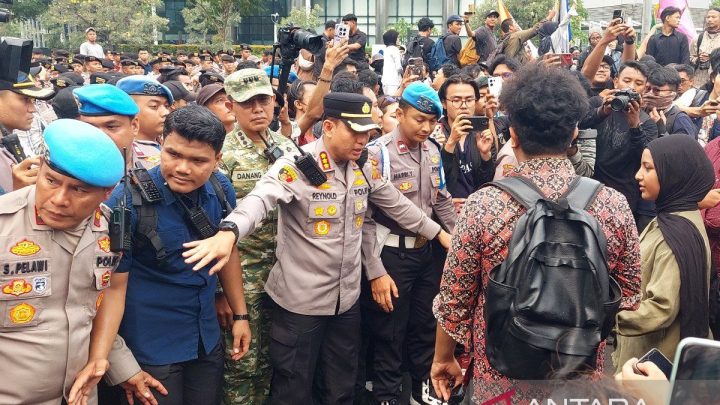 Hujan, massa aksi BEM UI bubarkan diri