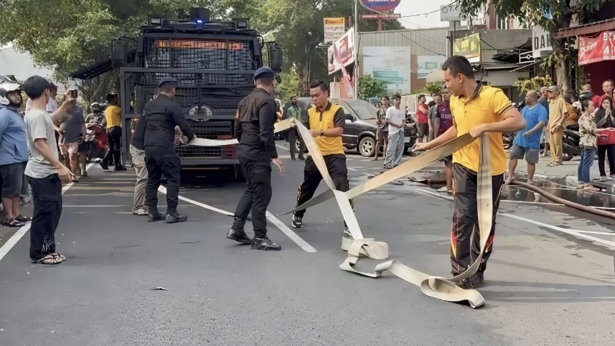 Brimob Polda Metro kerahkan “water cannon” tangani kebakaran di Jaktim