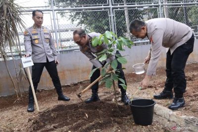 Polda Metro tanam pohon perkuat Green Policing lestarikan lingkungan