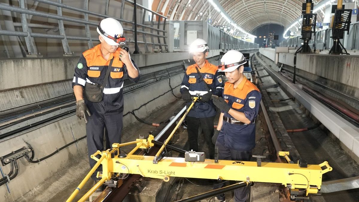 Di Balik Keselamatan dan Kelancaran Perjalanan, Petugas LRT Jabodebek Rutin Periksa dan Rawat Jalur