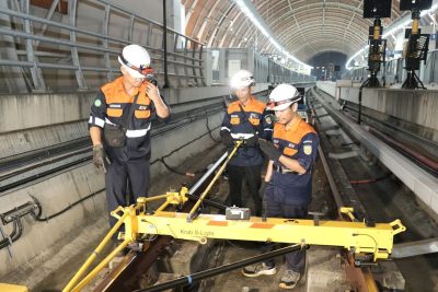 Di Balik Keselamatan dan Kelancaran Perjalanan, Petugas LRT Jabodebek Rutin Periksa dan Rawat Jalur