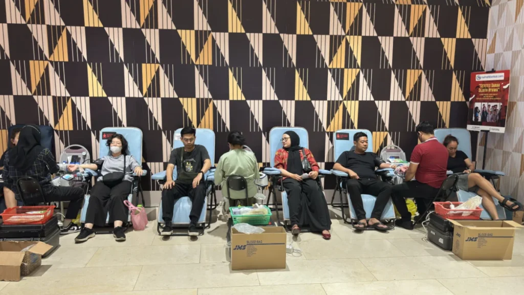 Foto suasana event Rumah Berkat 22 Juni 2025 memperlihatkan peserta donor darah dikelilingi relawan dan tenaga medis, mencerminkan bantuan donor darah dari event Rumah Berkah yang digelar secara sukarela untuk mendukung ketersediaan darah di masyarakat.