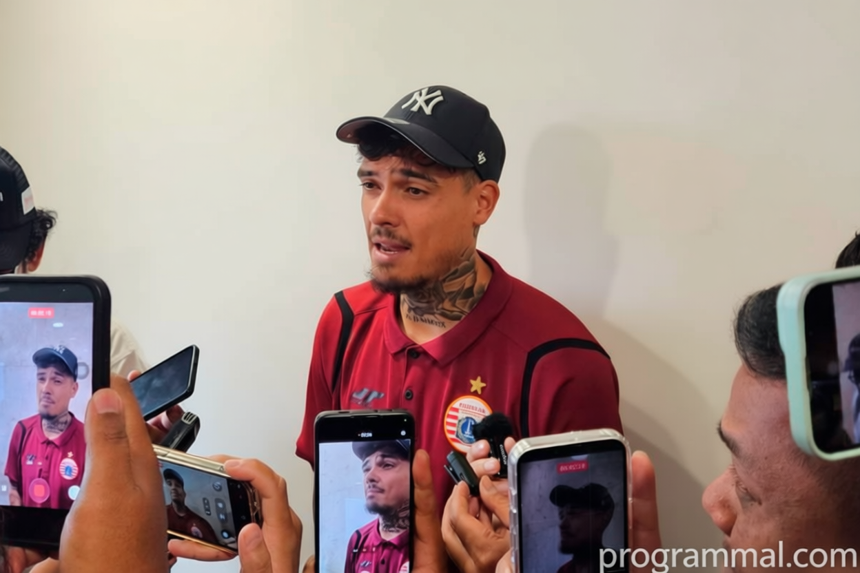 Momen Bersejarah: Mauricio Souza bela penampilan Shayne Pattynama
