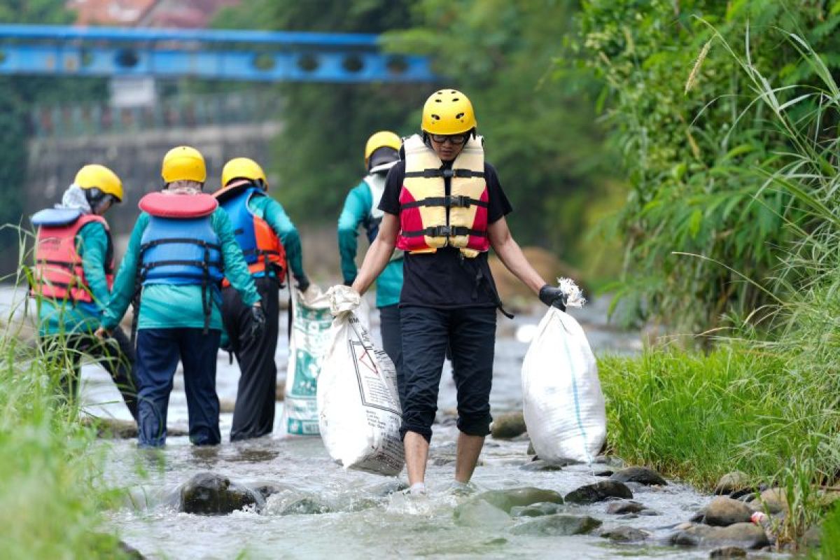 Solution For: Peringati Hari Bumi, PLN EPI gelar aksi bersih Sungai Ciliwung
