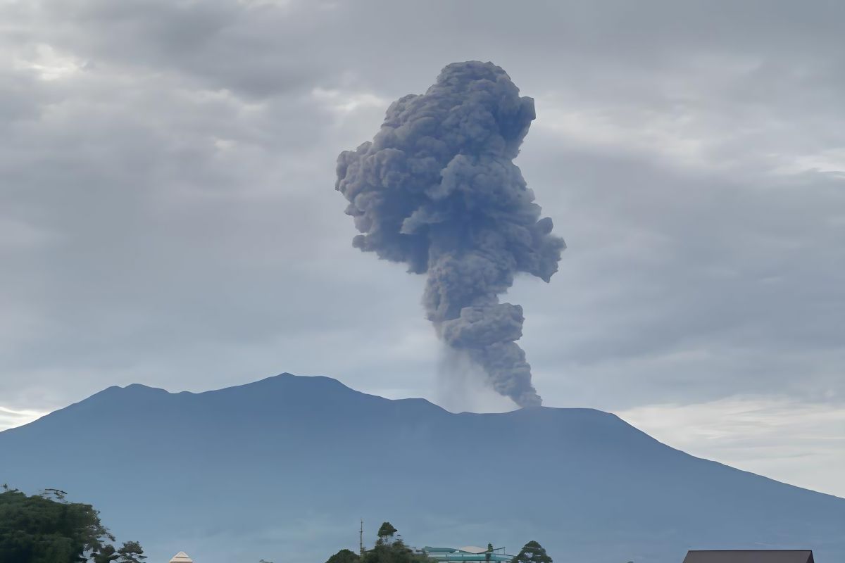 Gunung Marapi semburkan abu vulkanik setinggi 500 meter arah tenggara