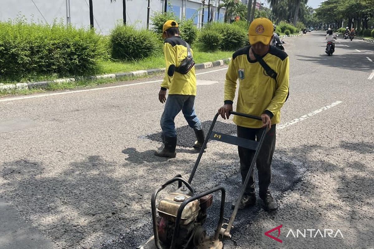DKI tambal 20 titik jalan berlubang di kawasan Mall Daan Mogot