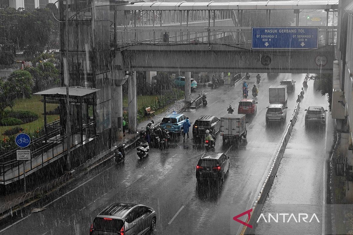 Latest Facts: Jakarta diperkirakan hujan pada Selasa sore
