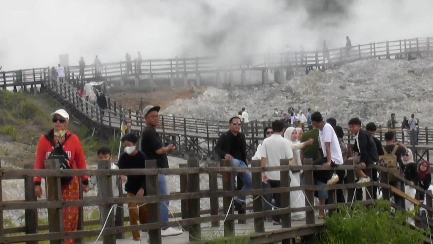 Melihat keunikan Kawah Sikidang yang menyimpan kisah legenda