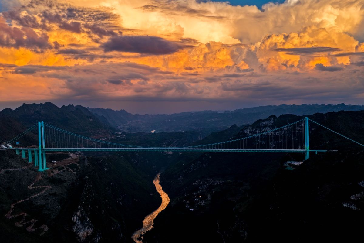 Key Issue: Jembatan Ngarai Besar Huajiang dinobatkan jadi yang tertinggi di dunia