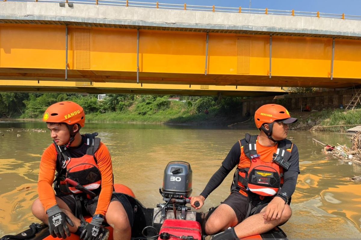 Basarnas: Tim SAR sisir Kali Bekasi cari pemancing yang terseret arus