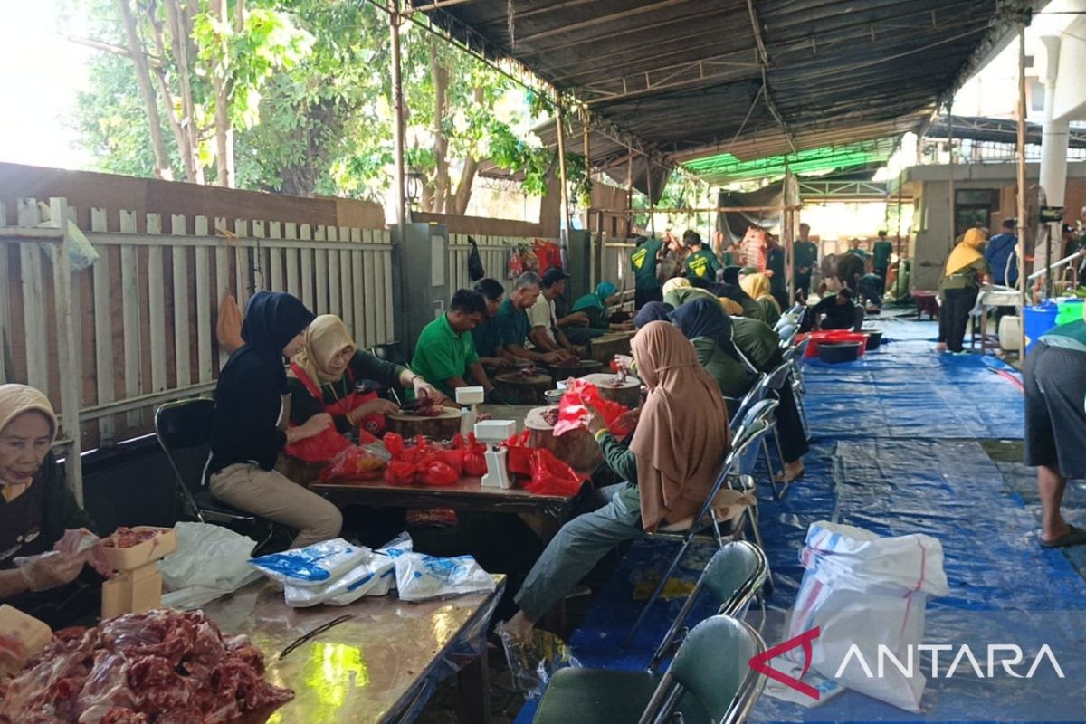 Masjid At-Taqwa Palmerah distribusikan 1.500 paket daging kurban