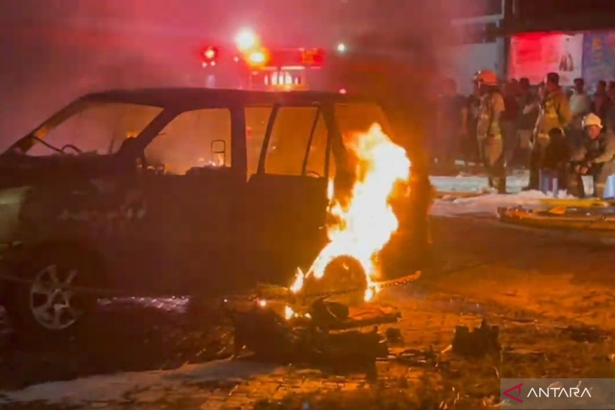 Minibus terbakar di Kembangan Jakbar – petugas temukan jeriken berisi bensin