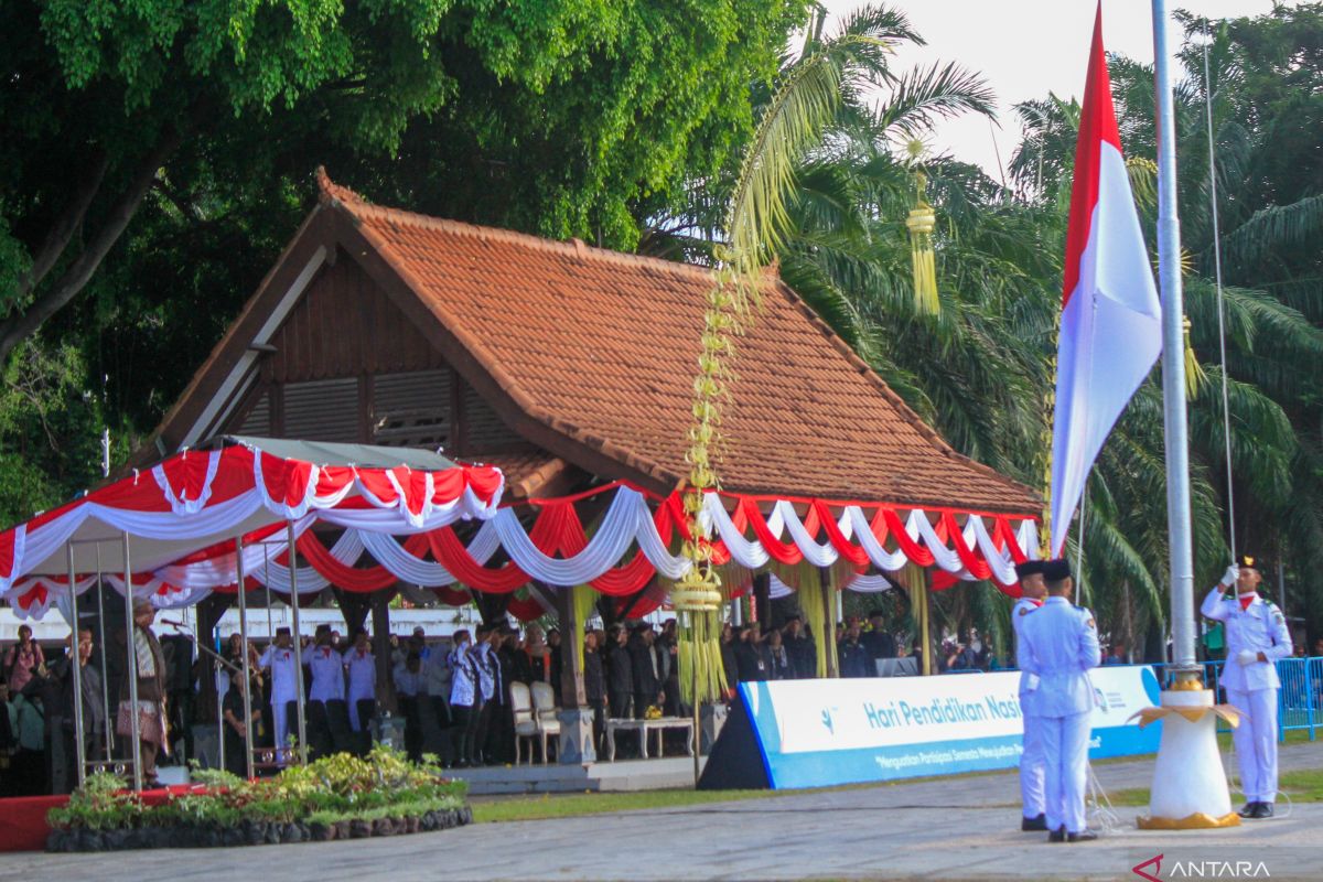What Happened During: Mendikdasmen pimpin upacara Hardiknas 2026 di Banyuwangi