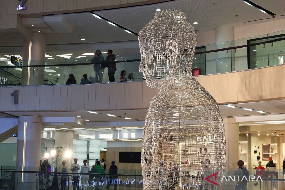 Rupang Buddha dari kawat baja antikarat hiasi pusat perbelanjaan sambut Waisak di Surabaya