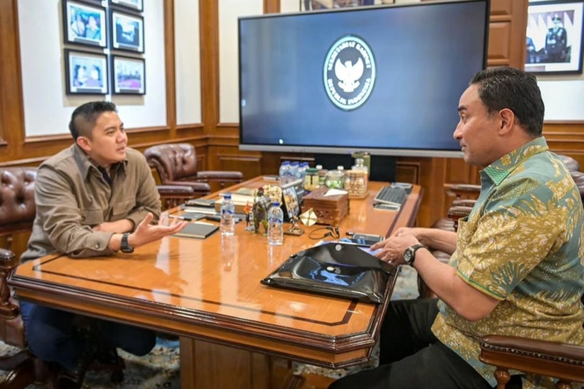 Topics Covered: Sabtu dini hari, Teddy dan Kepala BNN diskusi peredaran gelap narkoba
