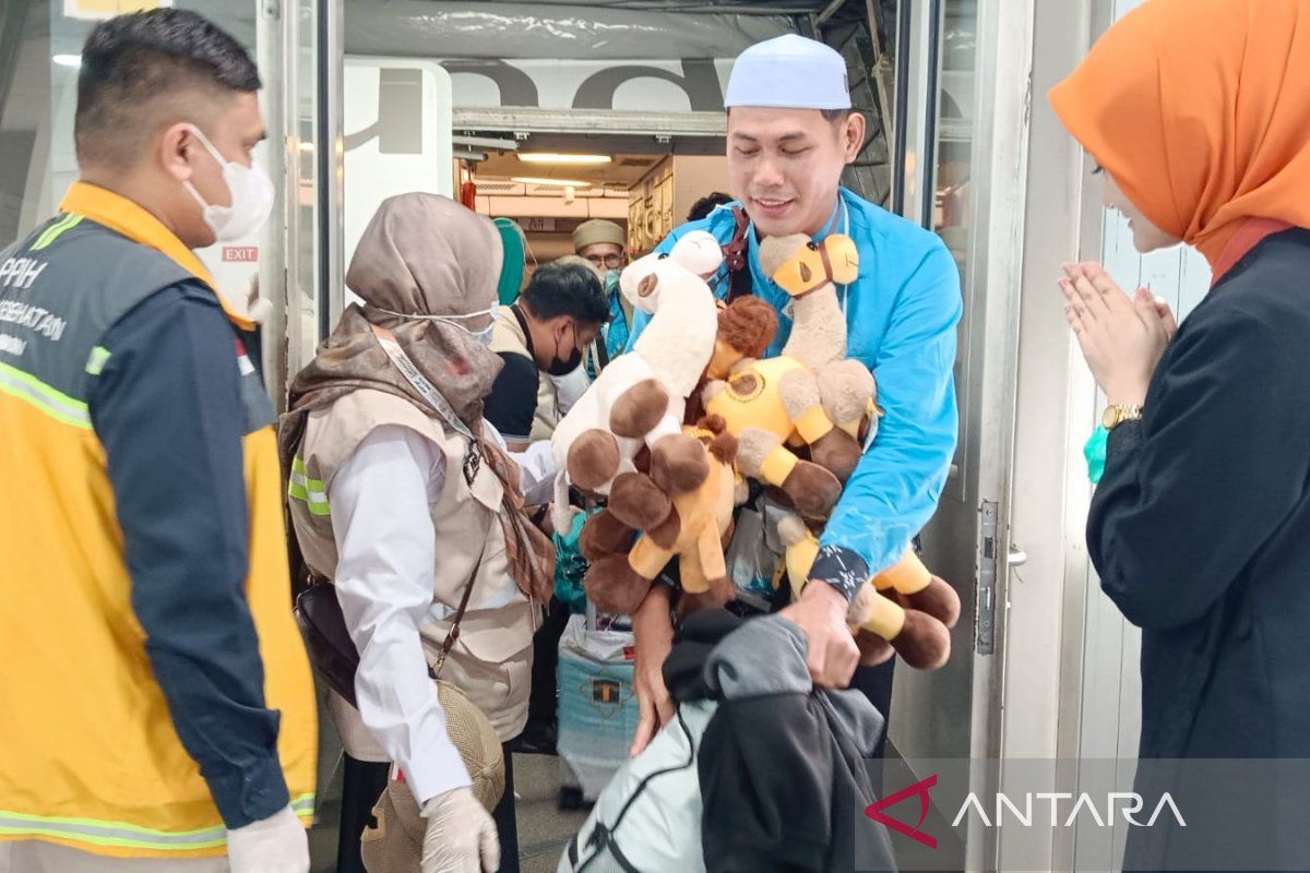 Solving Problems: Jamaah haji Kloter 08 gabungan Kalsel dan Kalteng tiba di tanah air
