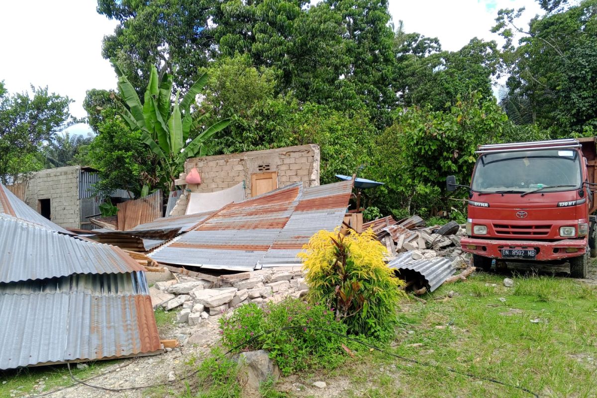 Historic Moment: Bupati: Sejumlah ruas jalan di Sigi tertimbun longsor akibat gempa