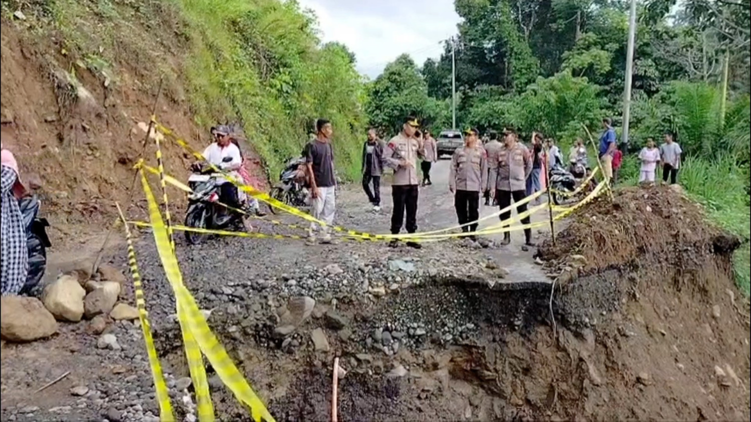 Hujan deras sebabkan Jalan Provinsi di Agam amblas