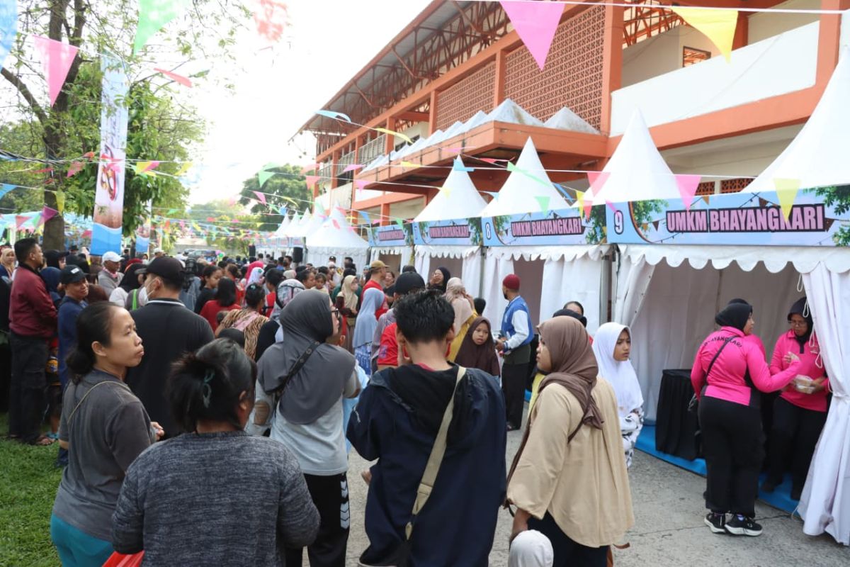 Special Plan: Staf Logistik Polri-Polres Jakbar gelar pasar murah di Cengkareng
