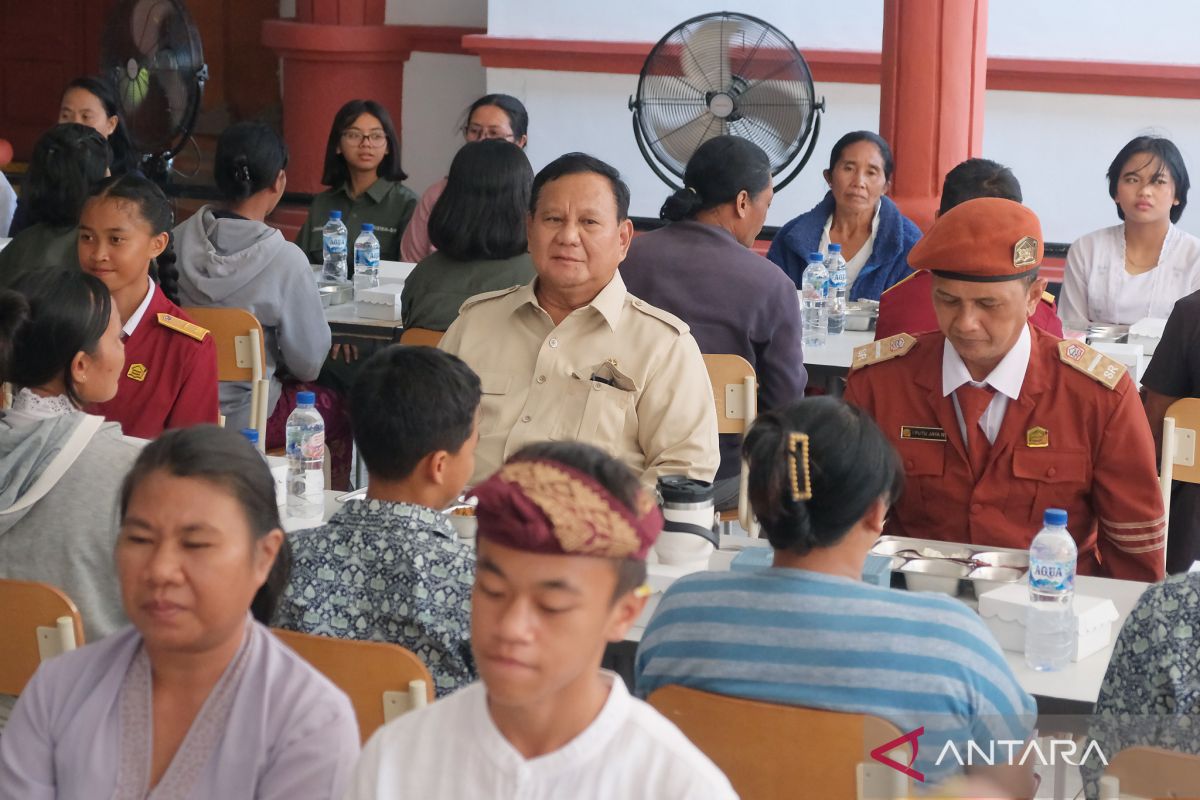 Latest Program: Prabowo dengarkan aspirasi dan kisah siswa Sekolah Rakyat di Tabanan