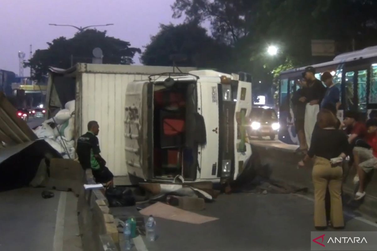 Truk terguling usai hantam beton pembatas flyover Pesing Jakbar