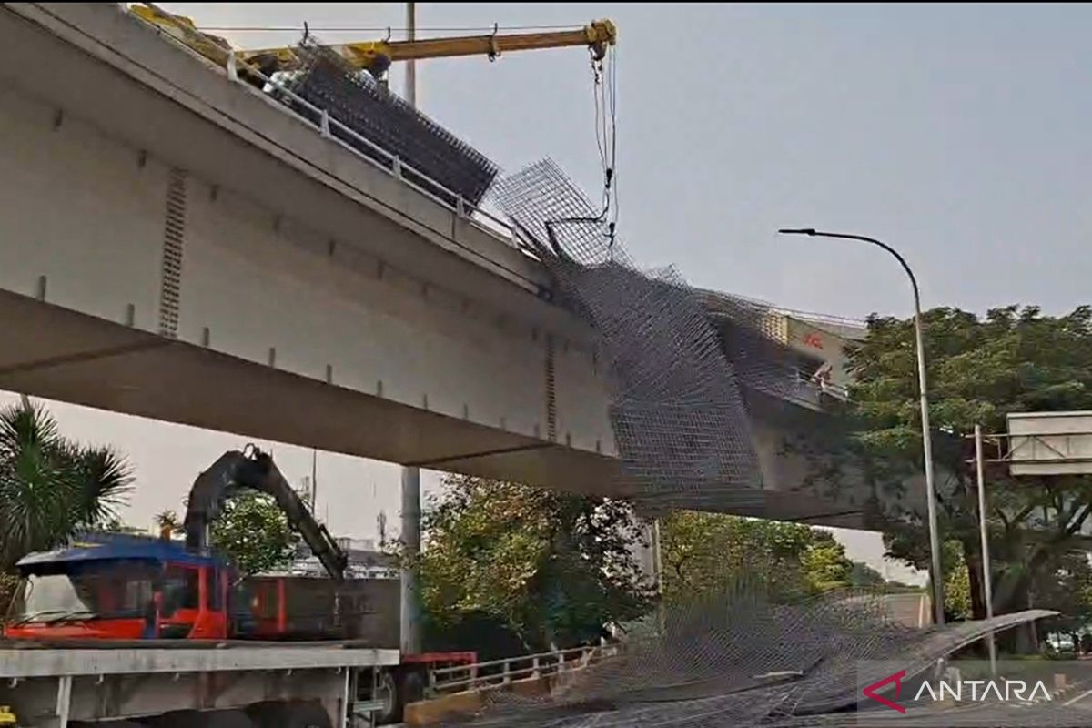 Truk terguling di FO Tomang – muatan besi kembali jatuh saat dievakuasi
