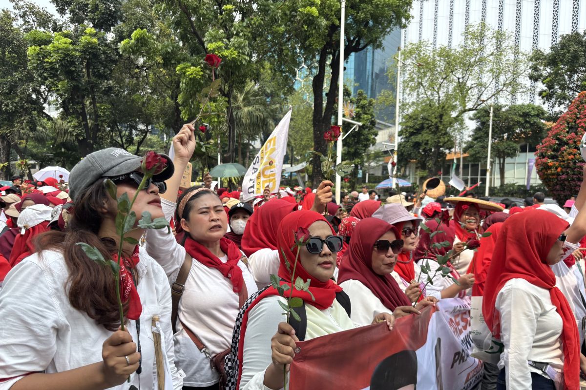 Main Agenda: Massa “Emak Muda Bersatu” bubarkan diri diiringi shalawatan