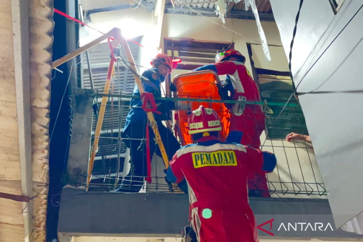 Solution For: Damkar Jaktim evakuasi jenazah berbobot 120 kg dari lantai dua rumah