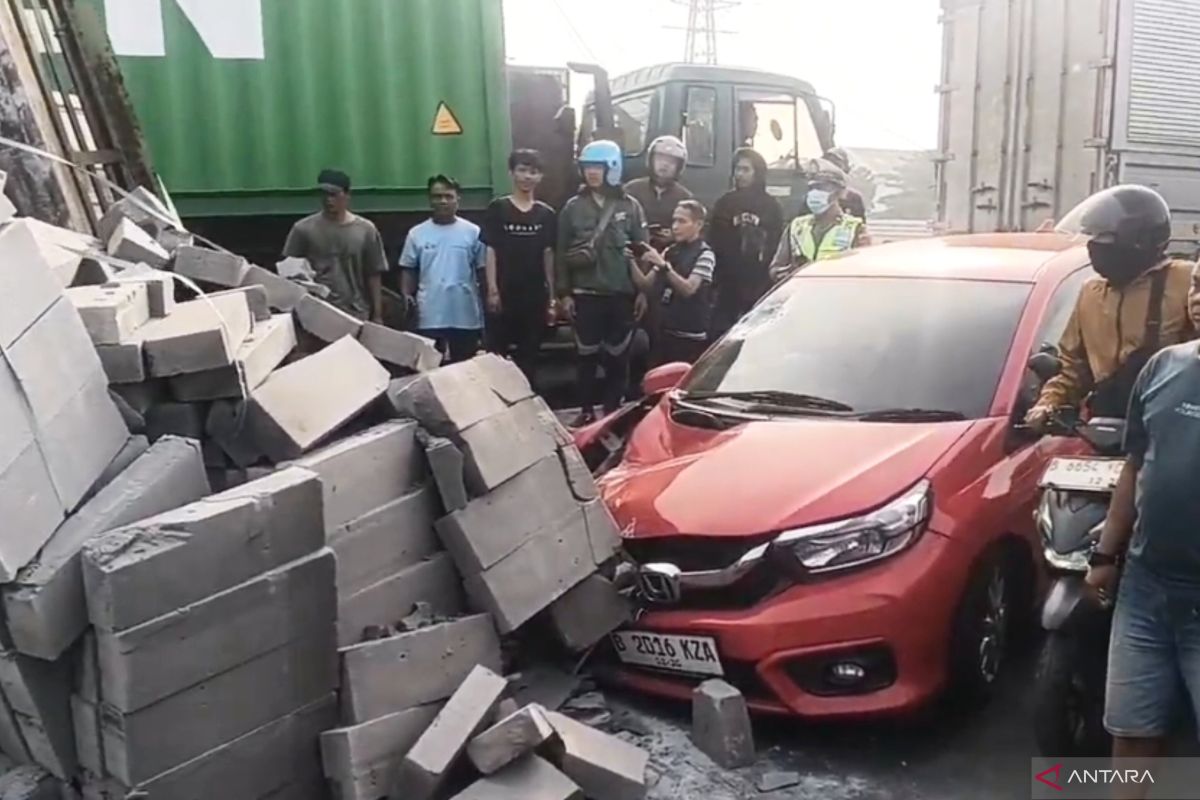 Diduga mengantuk – truk bermuatan hebel terguling dan timpa mobil di Jaktim
