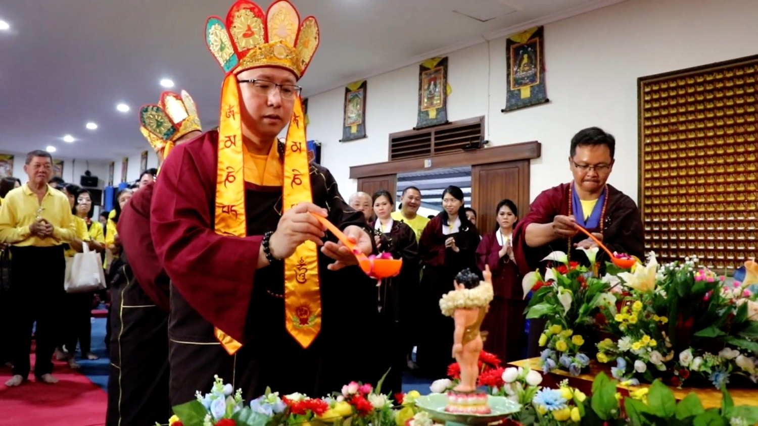Ritual memandikan patung Buddha sebagai simbol pembersihan diri