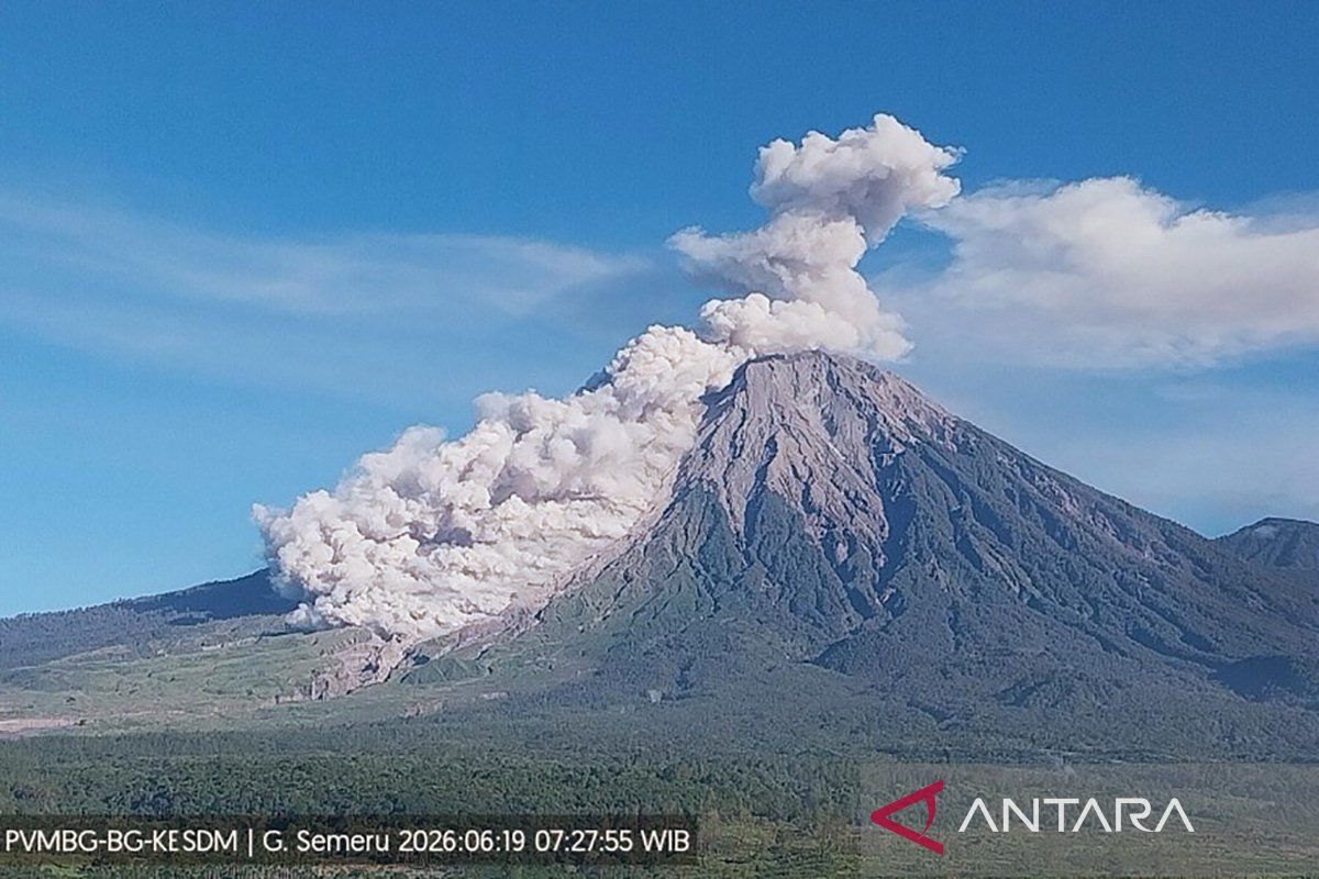 Gunung Semeru erupsi Jumat – awan panas guguran meluncur sejauh 4,5 km