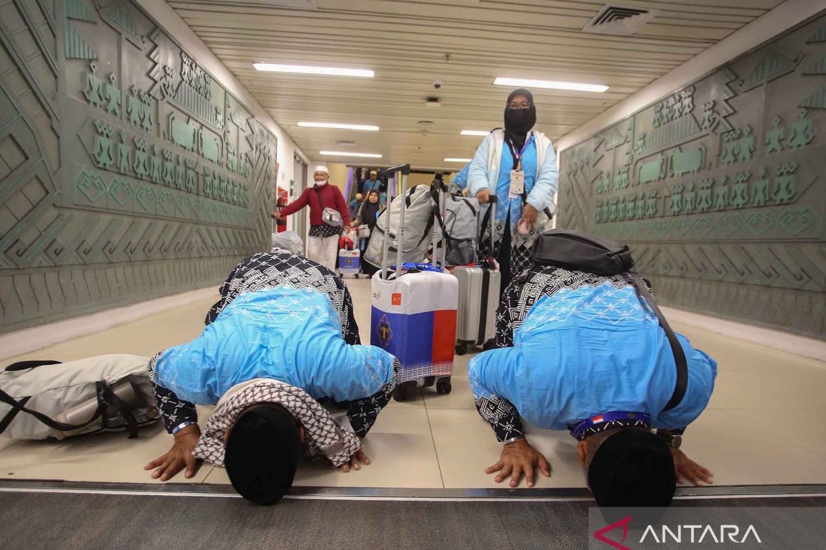 What Happened During: Sujud syukur jamaah haji kloter pertama saat tiba di tanah air