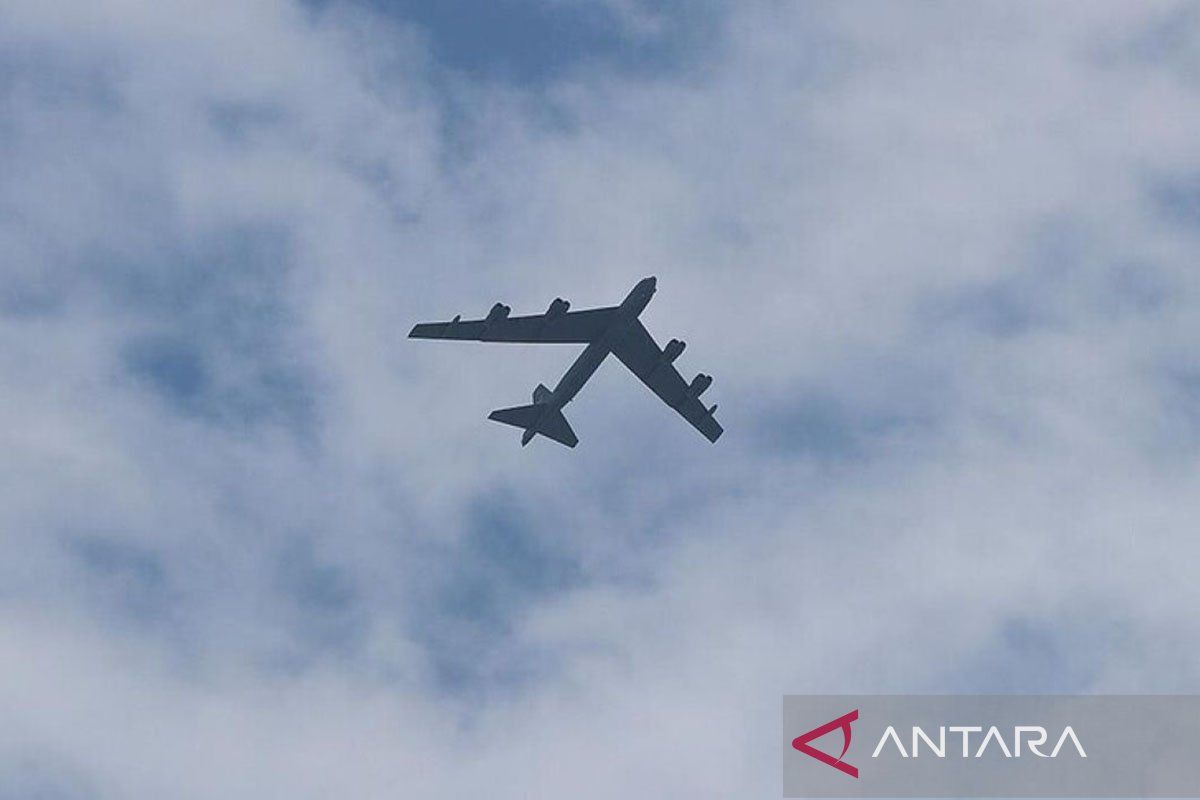 Sedikitnya tujuh pesawat militer AS terbang di Teluk Persia dan Oman