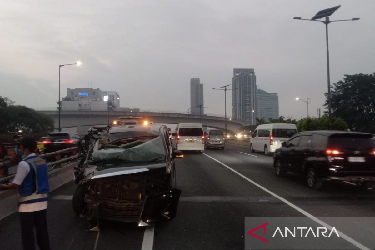 Terhalang asap – mobil MPV hantam bodi belakang truk di Tol Kuningan