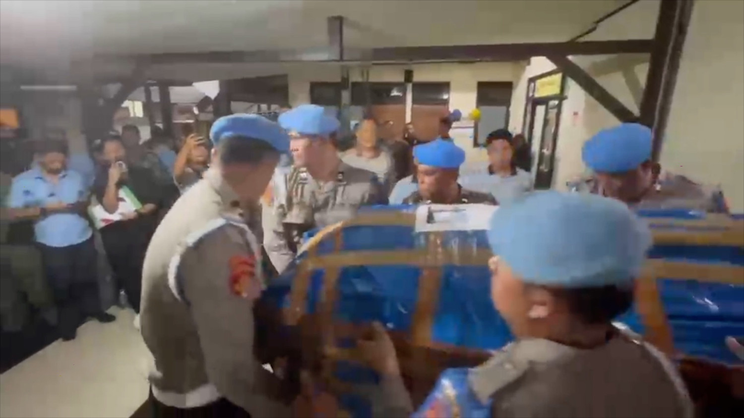 Facing Challenges: Luka di kepala, hasil visum jenazah pilot AS yang ditembak di Yakuhimo