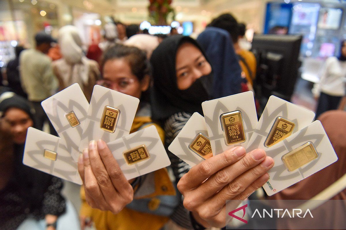 Harga emas Antam stagnan di Rp2,67 juta/gram pada Senin