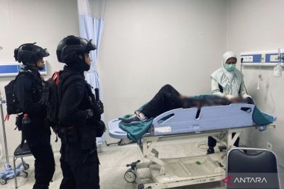 Brimob Polda Metro evakuasi korban kecelakaan di jalur busway Jakut