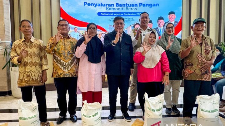 Dirut Bulog bersama Komisi IV DPR serahkan bantuan beras ke PBP