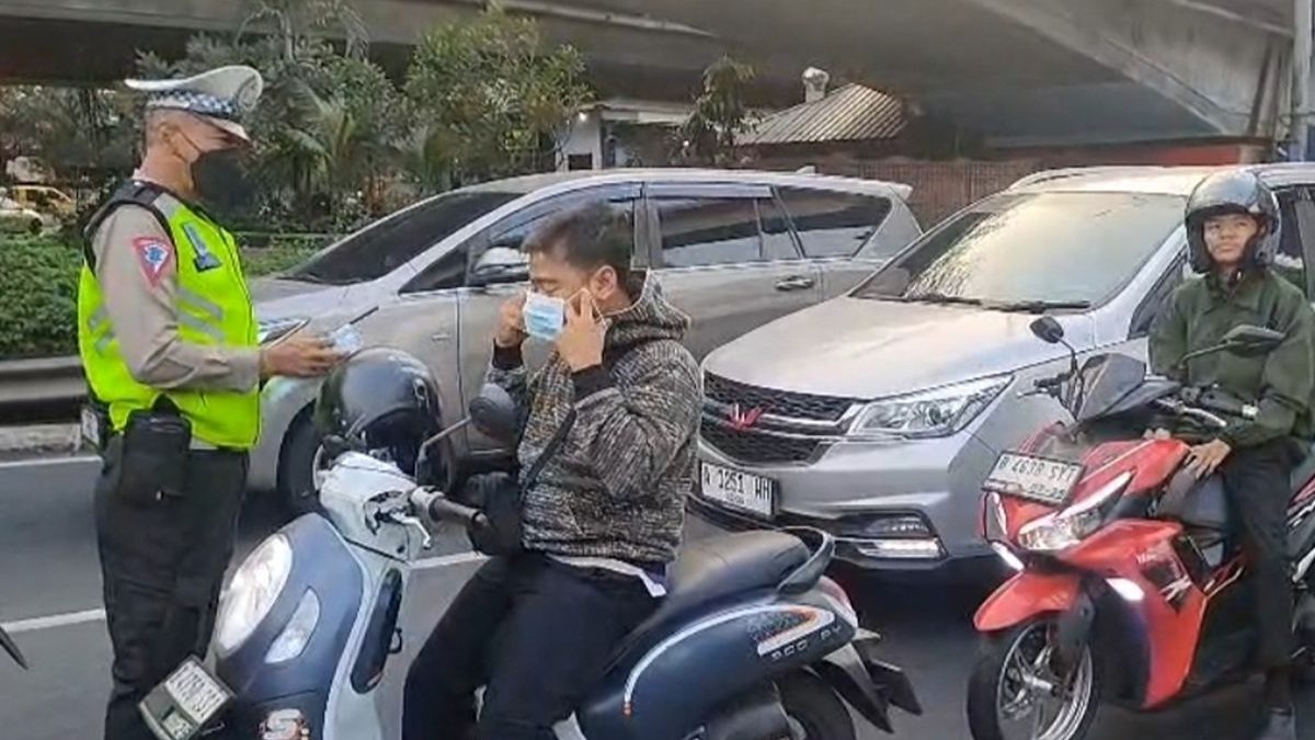 Antisipasi sebaran abu vulkanik, Polisi bagikan masker di Jakbar