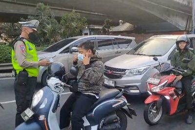 Antisipasi sebaran abu vulkanik, Polisi bagikan masker di Jakbar