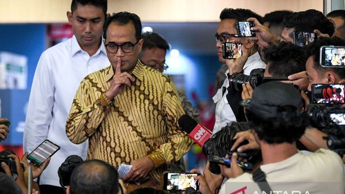Mantan Menhub Budi Karya Sumadi absen sidang karena sakit