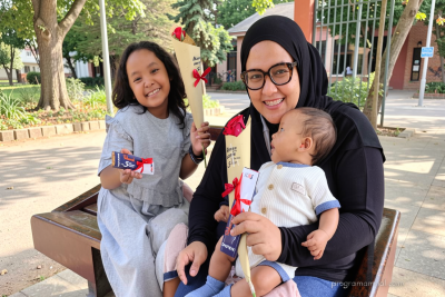 KAI Daop 6 bagikan cokelat-mawar sambut Hari Pelanggan Nasional 2026