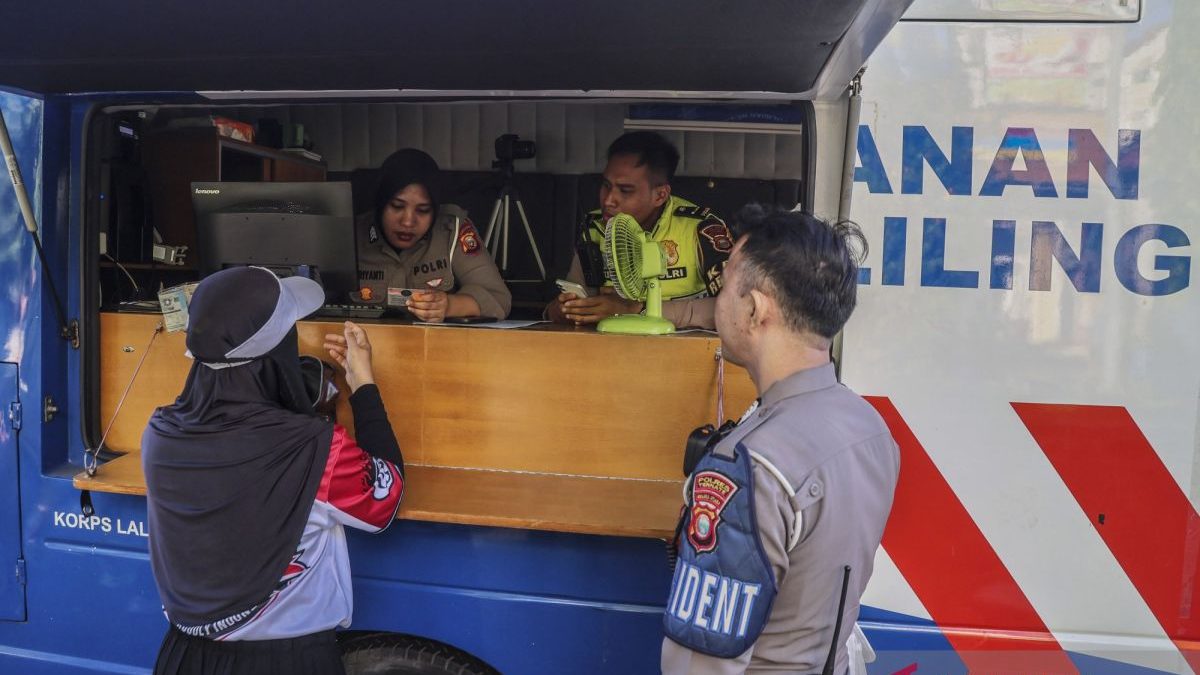 pelayanan-sim-keliling-sambut-hut-ke-80-bhayangkara-di-ternate-2812957